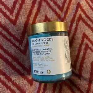 TRULY Moon Rocks Pre-Shave Scrub - Blue